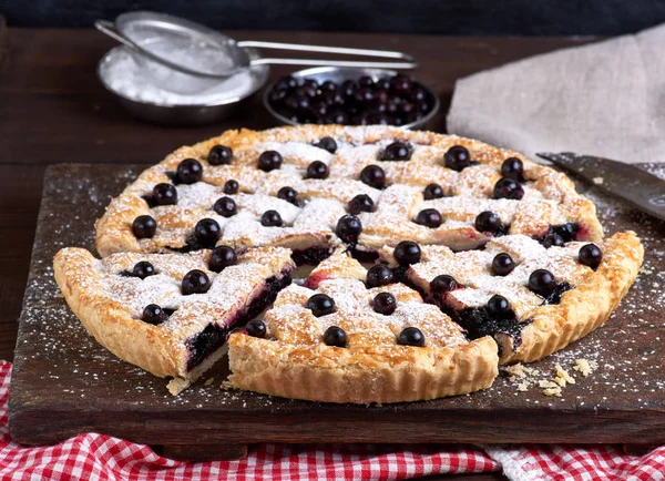 Torta Grosella Negra Redonda Horno Polvo Con Azúcar Glaseado Cerca — Foto de Stock