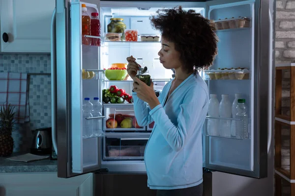 Έγκυος Γυναίκα Τρώει Τουρσί Από Jar Στέκεται Μπροστά Από Ένα — Φωτογραφία Αρχείου