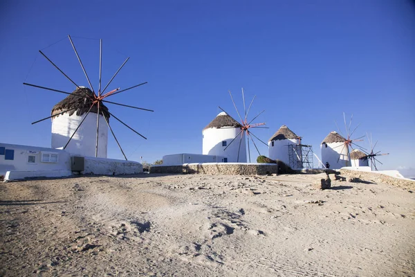 有名な景色島の伝統的な風車ギリシャのミコノス島 — ストック写真