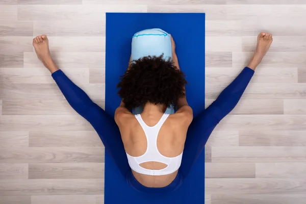 Een Bovenaanzicht Van Een Jonge Vrouw Zittend Blauwe Trainingsmat Yoga — Stockfoto