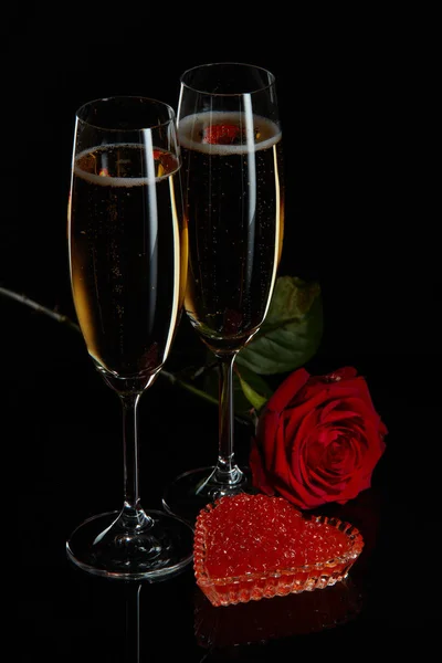 Два Винних Келихи Шампанського Троянда Червоний Ікра Блюдці Формі Серця — стокове фото