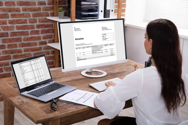 Young Businesswoman Looking Invoice Computer Screen Office — Stock Photo, Image