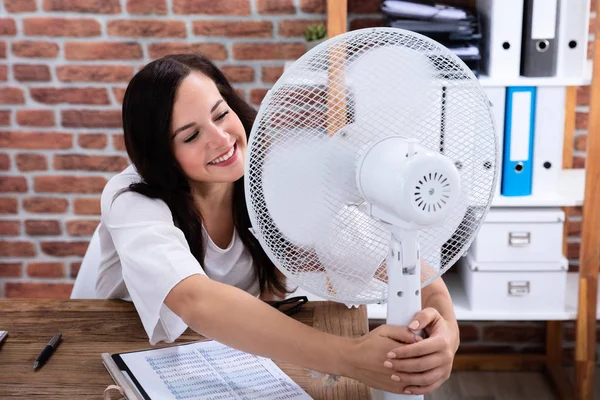 Úsměvem Mladá Žena Těší Vánek Elektrickým Ventilátorem Kanceláři — Stock fotografie