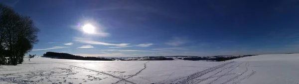 Skidspår Ett Vinterlandskap — Stockfoto