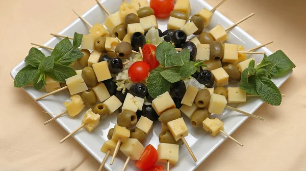 Spiedini Formaggio Con Olive Piatto Close — Foto Stock