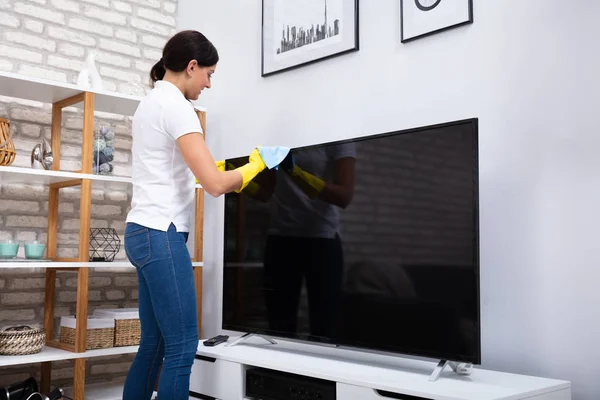 Close Mulher Usando Pano Para Limpar Televisão Casa — Fotografia de Stock