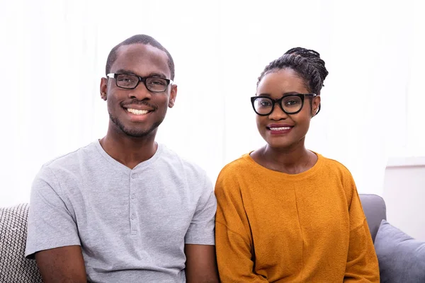 Portret Van Een Gelukkige Afrikaanse Jonge Paar Met Bril — Stockfoto