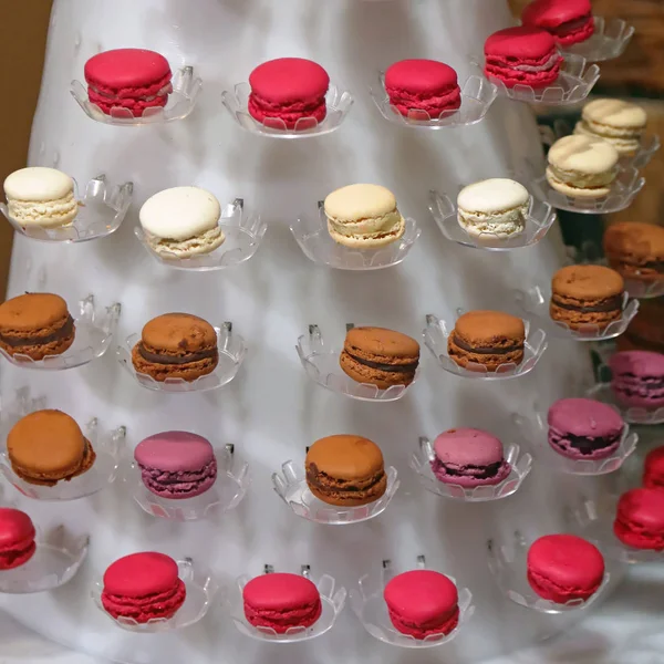 各种色彩斑斓的法国马卡龙饼干甜点 — 图库照片