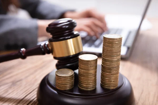 Close Increasing Coins Mallet Gavel Person Using Laptop Background — Stock Photo, Image