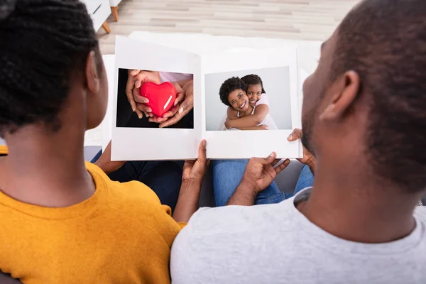 Close Van Een Afrikaans Paar Zoek Naar Fotoalbum — Stockfoto