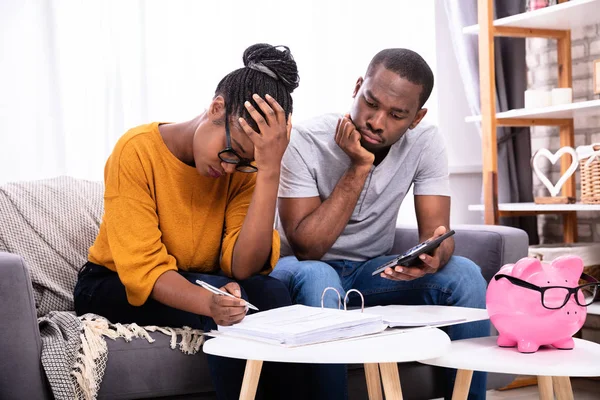 Sorgliga Afrikanska Paret Sitter Soffan Att Undersöka Bill — Stockfoto