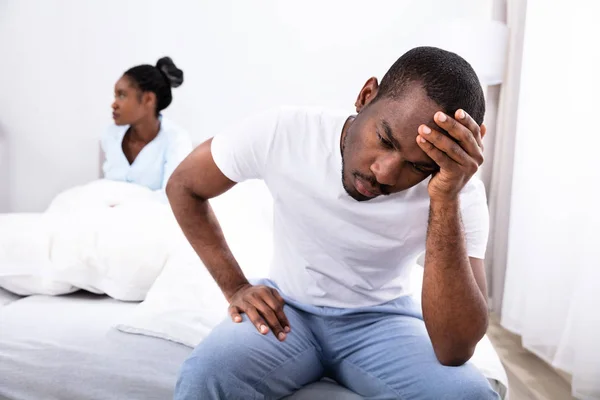 Chateado Jovem Africano Sentado Cama Frente Sua Esposa — Fotografia de Stock