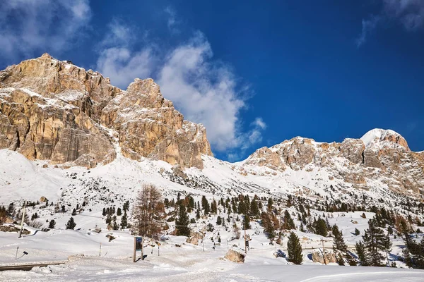 冬には雪に覆われたドロマイト山 イタリアのベルーノ州 — ストック写真