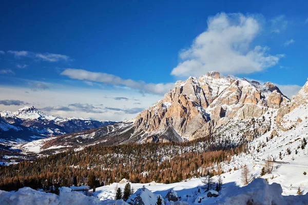冬には雪に覆われたドロマイト山 イタリアのベルーノ州 — ストック写真