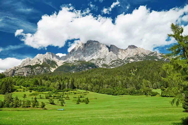 Montagne Vicino Villaggio San Candido Alla Luce Del Giorno Nuvole — Foto Stock