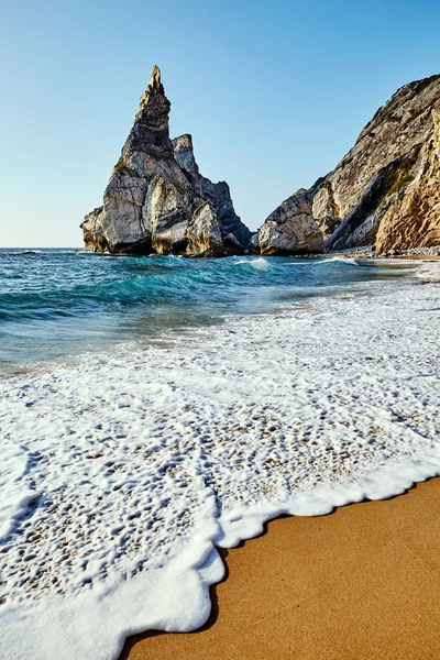 Ursa Παραλία Κάτω Από Τον Γκρεμό Στο Εκπληκτικά Χρώματα Του — Φωτογραφία Αρχείου