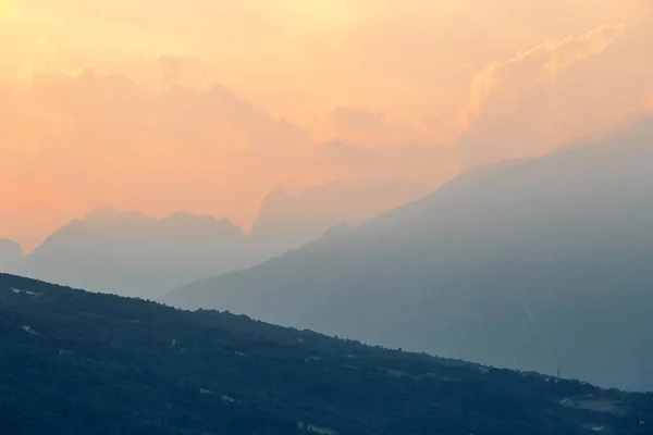 Hory Západ Slunce Jezera Santa Croce Zamračená Obloha Provincie Belluno — Stock fotografie