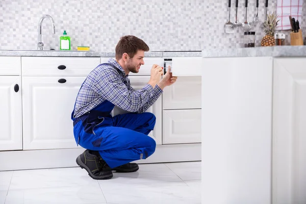 Nahaufnahme Eines Männlichen Tischlers Der Die Tür Einer Schublade Der — Stockfoto