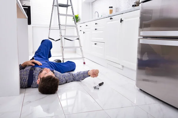 Nahaufnahme Des Bewusstlosen Handymanns Der Auf Dem Boden Der Küche — Stockfoto