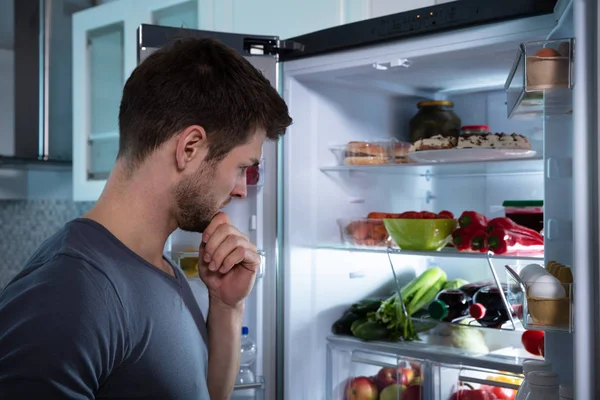 Bonito Homem Procura Comida Geladeira — Fotografia de Stock