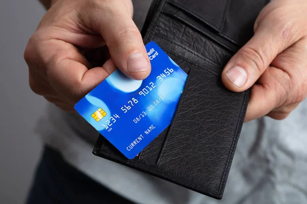 Selektiver Fokus Der Entnahme Der Kreditkarte Aus Dem Portemonnaie — Stockfoto
