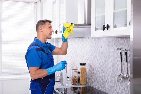 Dojrzałe Mężczyzna Woźny Sprzątanie Gotowanie Kaptur Serwetka Spray Detergent Kuchni — Zdjęcie stockowe