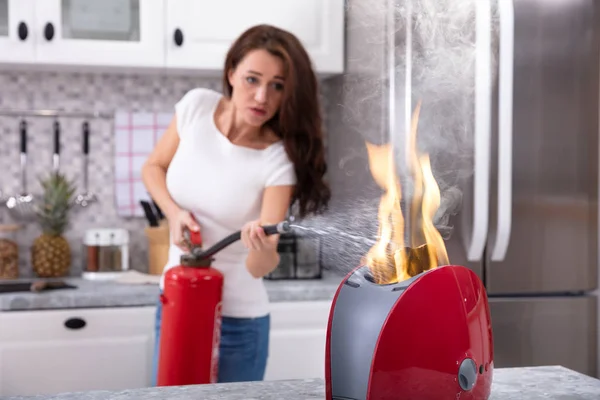 Uma Mulher Com Medo Usar Extintor Fogo Para Parar Fogo — Fotografia de Stock