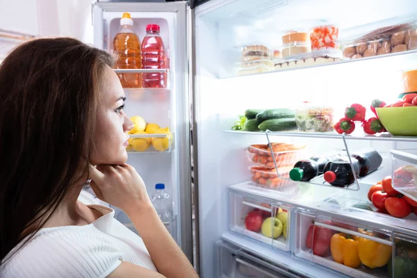 Mujer Bonita Buscando Comida Refrigerador — Foto de Stock