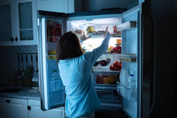 Vista Trasera Mujer Manteniendo Comida Refrigerador —  Fotos de Stock