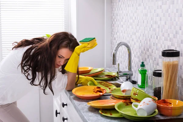 Zijaanzicht Van Moe Jonge Vrouw Leunt Buurt Van Spoelbak Met — Stockfoto