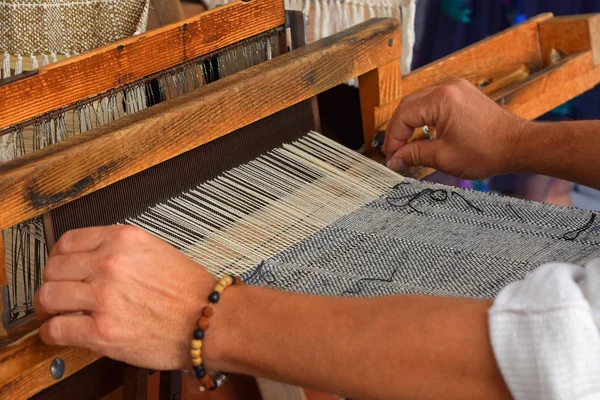 用古老的织机手工编织画布 侧观画布 — 图库照片