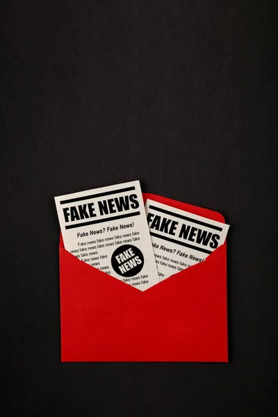 Fermez Enveloppe Courrier Papier Brun Avec Fake News Journaux Sur — Photo