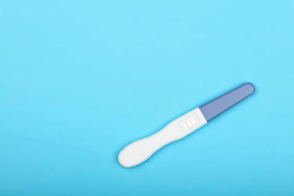 Cierre Una Prueba Embarazo Positiva Embarazada Sobre Fondo Papel Azul — Foto de Stock