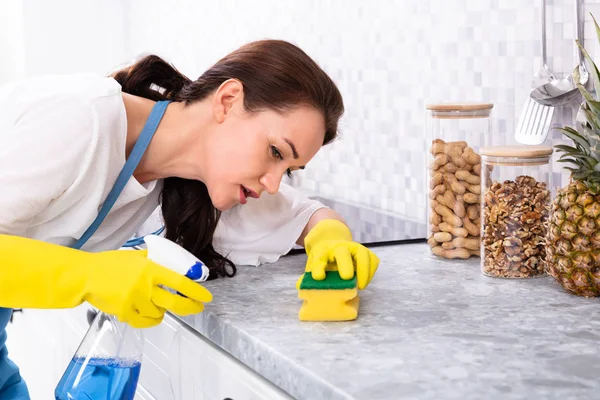 Retrato Uma Jovem Mulher Olhando Para Balcão Cozinha Com Lupa — Fotografia de Stock