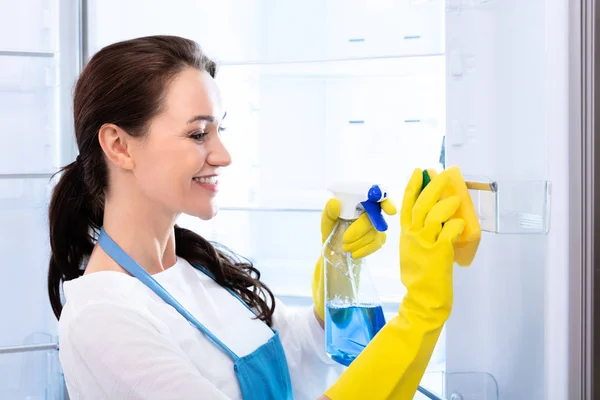 Achteraanzicht Van Een Jonge Vrouw Die Het Dragen Van Handschoenen — Stockfoto