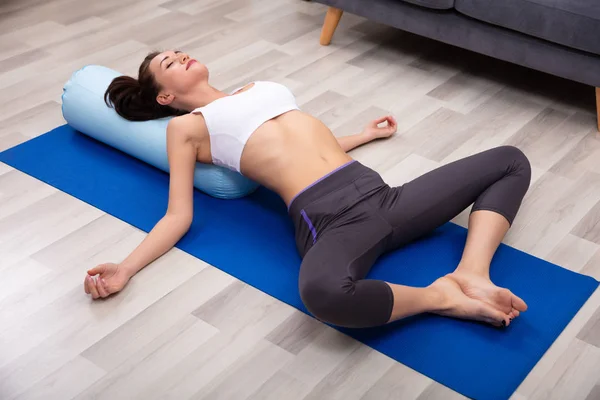 Ung Kvinde Udøver Yoga Booster Hjemme - Stock-foto