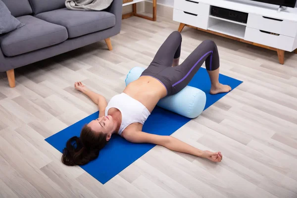 Junge Frau Praktiziert Yoga Auf Dem Rücken Hause — Stockfoto