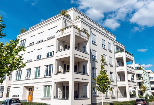 Недавно Построенные Белые Многоквартирные Дома Берлине Германия — стоковое фото