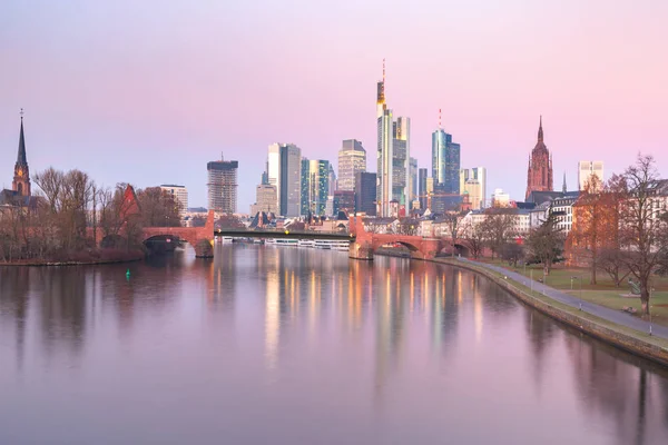 Geschäftsviertel Mit Wolkenkratzern Und Spiegelreflexen Fluss Bei Rosa Sonnenaufgang Frankfurt — Stockfoto