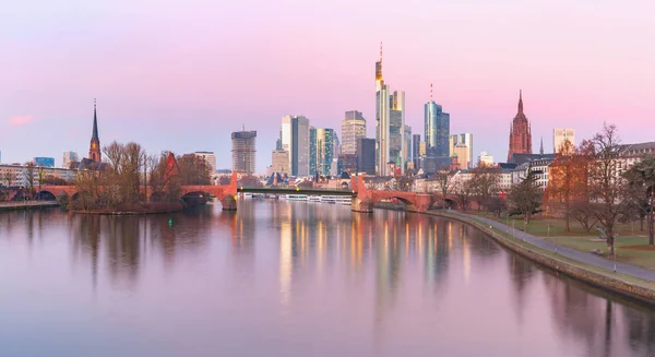 ピンクの日の出 フランクフルト マイン ドイツの川に高層ビルや鏡の反射を持つビジネス地区のパノラマビュー — ストック写真