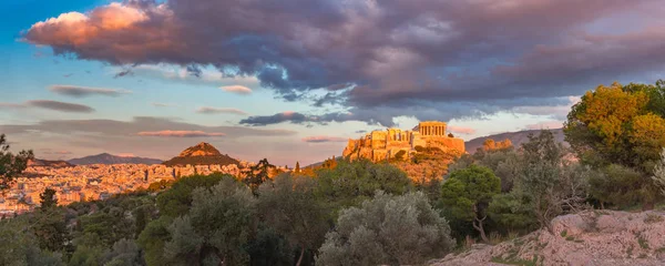 在希腊雅典华丽的日落时 雅典卫城山的空中全景与帕台农神庙和利卡贝图斯山 — 图库照片