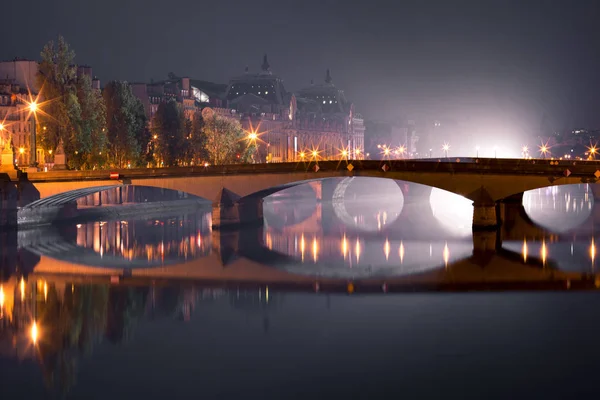 在巴黎 塞纳河和卡鲁塞尔桥的美丽景色 — 图库照片