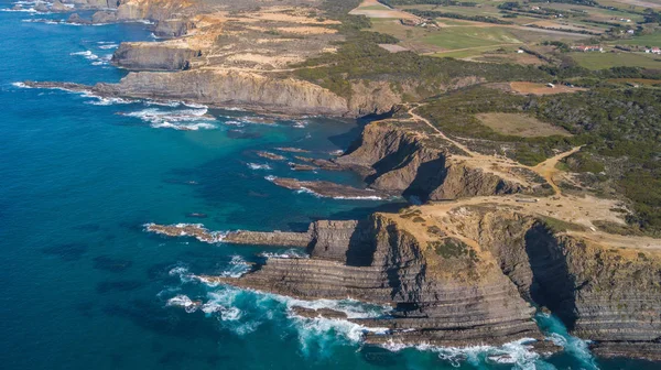 卡波萨岛悬崖和海浪大西洋海岸的空中景观葡萄牙自然之旅 — 图库照片