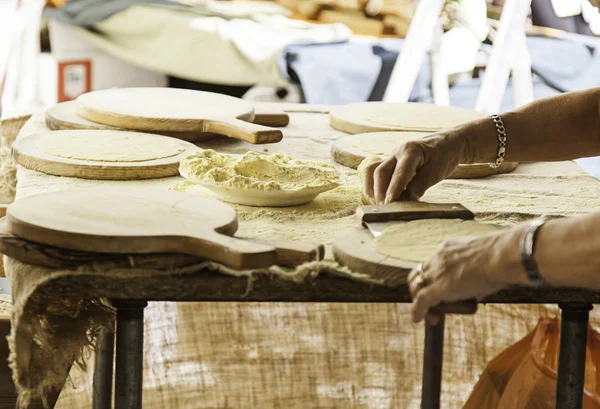 전통적 빵집에서 반죽을 반죽하는 삽으로 만드는 — 스톡 사진