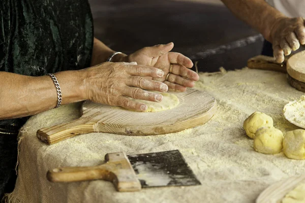 전통적 빵집에서 반죽을 반죽하는 삽으로 만드는 — 스톡 사진