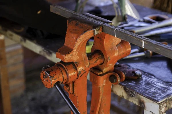 旧金属夹钳 用于存放金属 工业用工具详情 — 图库照片
