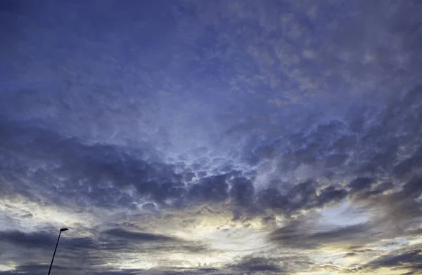 Bouřlivá Obloha Soumraku Pouliční Lampou Barevná Obloha Detail — Stock fotografie