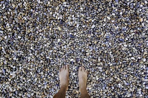 Pés Descalços Sobre Pedras Detalhe Relaxamento Spa Zen — Fotografia de Stock