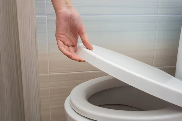 Ręka Zamyka Lub Otwiera Pokrywę Toalety — Zdjęcie stockowe