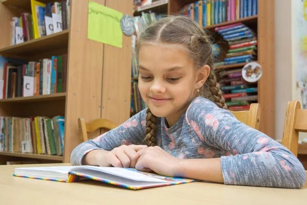 Una Chica Con Una Sonrisa Lee Libro Sala Lectura — Foto de Stock